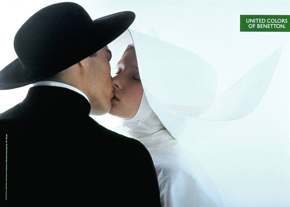 Еще одна реклама BENETTON, в которой рассказывалось о религиозном и сексуальном конфликте человеческой натуры. На фото целующиеся священник и монахиня. Этот снимок вызвал возмущение римско-католической церкви. 