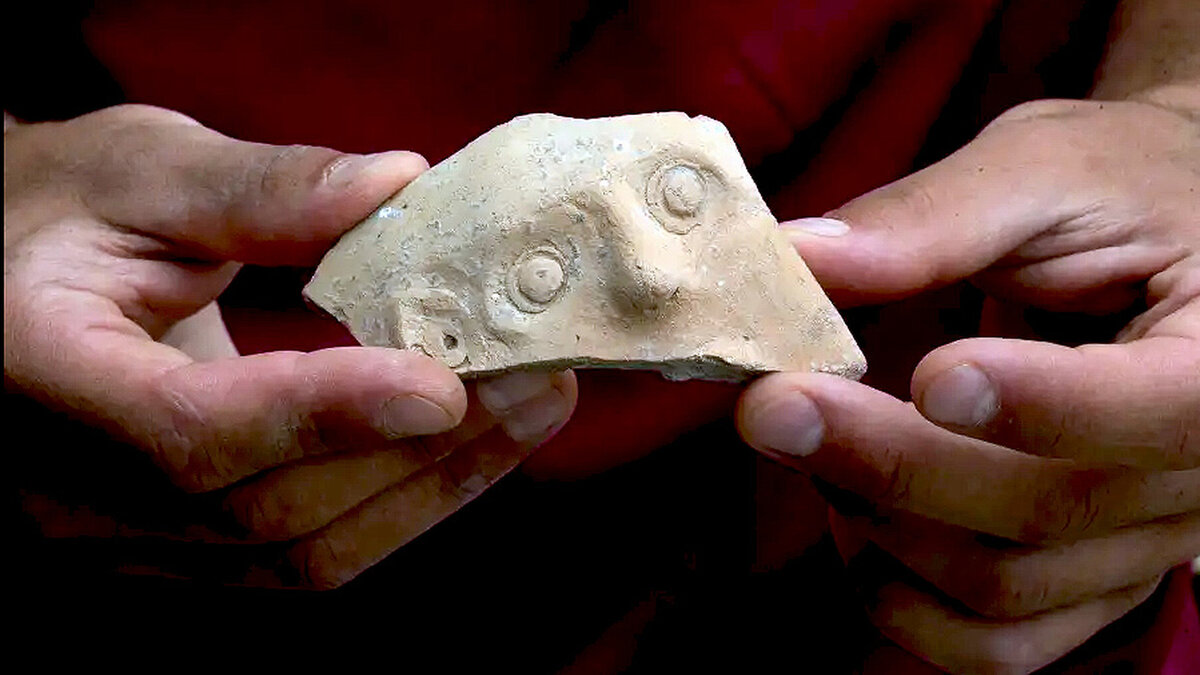 Найденный в Иерусалиме осколок сосуда с лицом Беса. Фото: Eliyahu Yanai, City of David