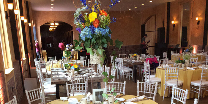 Белые стулья кьявари — самый популярный вариант для свадьбы, становятся прекрасным фоном для любых цветовых экспериментов, как, например, здесь стали фоном для желтых скатертей и красочных цветочных композиций  