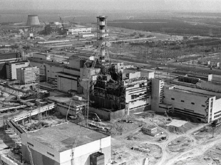Этот снимок Чернобыльской АЭС в Чернобыле (Украина) 1986 года, сделанный с воздуха, показывает разрушения от взрыва и пожара реактора №4 26 апреля 1986 года, которые отправили большое количество радиоактивных веществ в атмосферу. Десять лет спустя самой тяжелой ядерной катастрофы мира станция продолжает работать в связи с серьезным дефицитом электроэнергии на Украине. 
