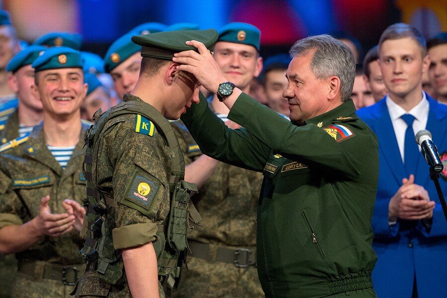 
Шойгу и курсанты в "неправильных" погонах

