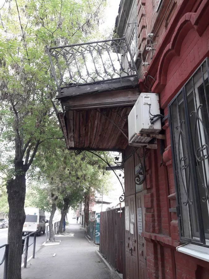  Так выглядит балкон в центре г. Астрахань. Фото: kaspyinfo.ru 