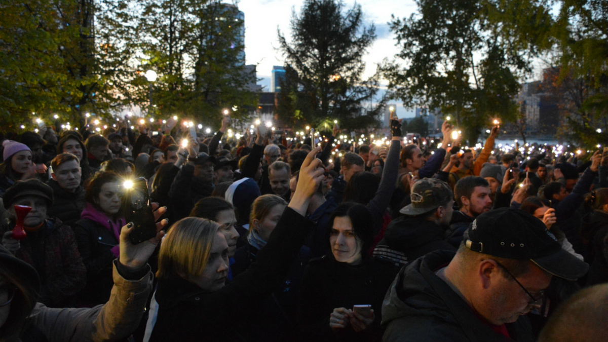 люди, собравшиеся выразить свое несогласие с идеей строительства храма в центре Екатеринбурга на месте сквера