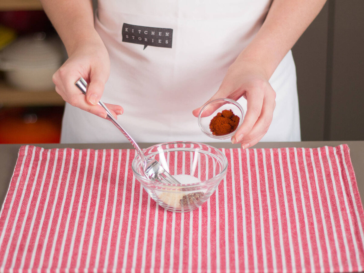 1. Разогрейте духовку до температуры 200°C. В небольшой миске смешайте чесночный порошок, луковый порошок, соль, перец и паприку.