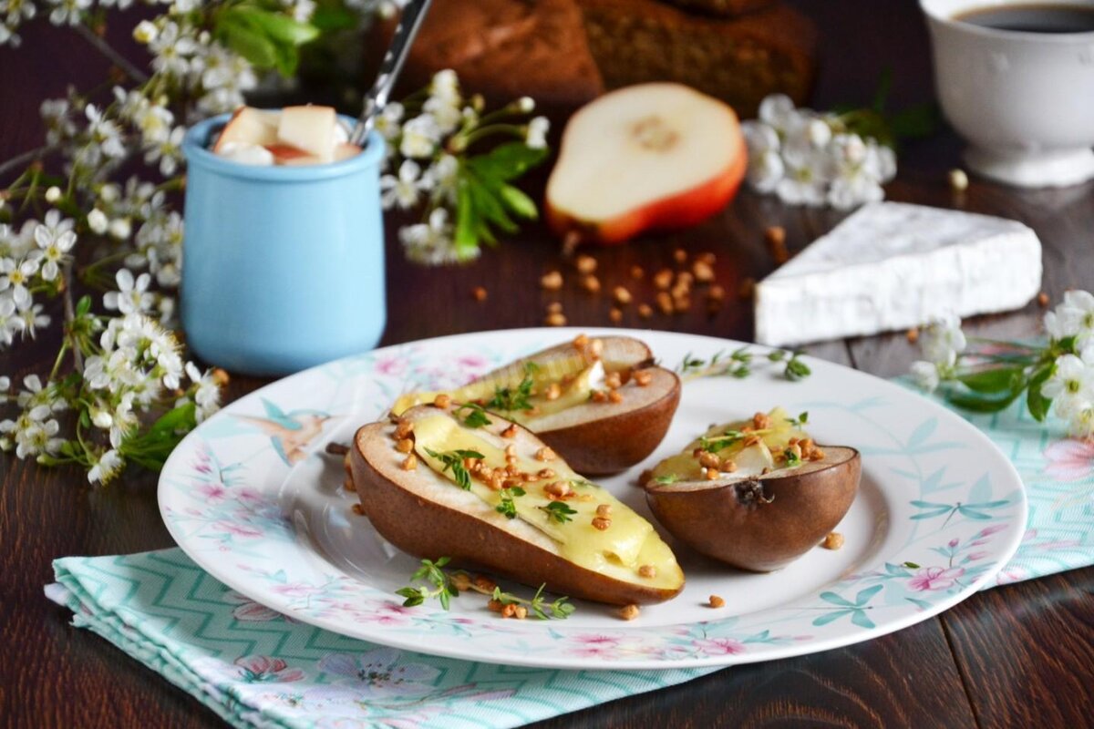 Груша с дор блю. Рецепт груши с сыром бри. Бутерброды с сыром бри. Груша с сыром дор блю запеченная. Десерт с грушей и рикоттой.