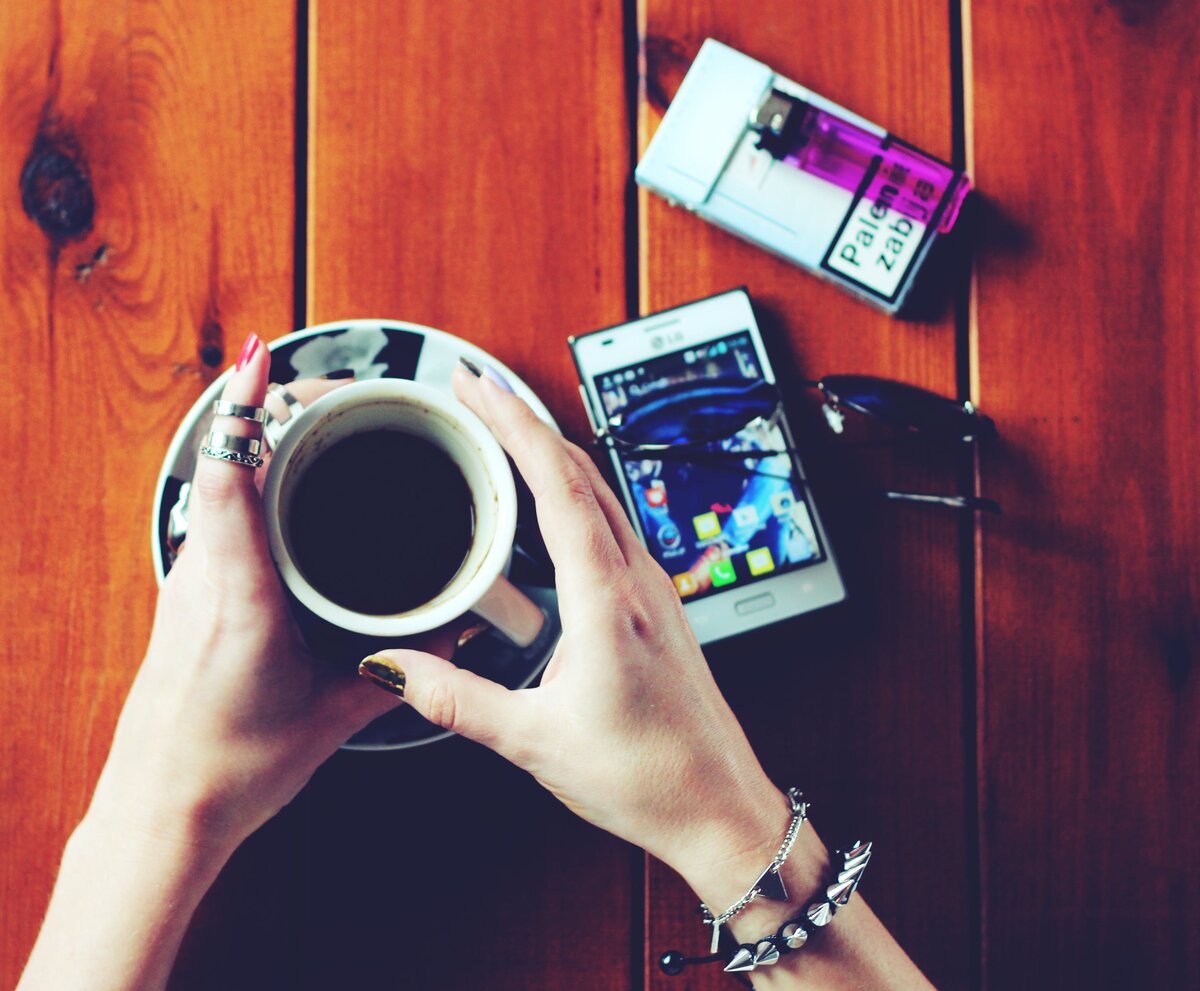 Веяние эпохи - в классическую пару втиснулся смартфон.