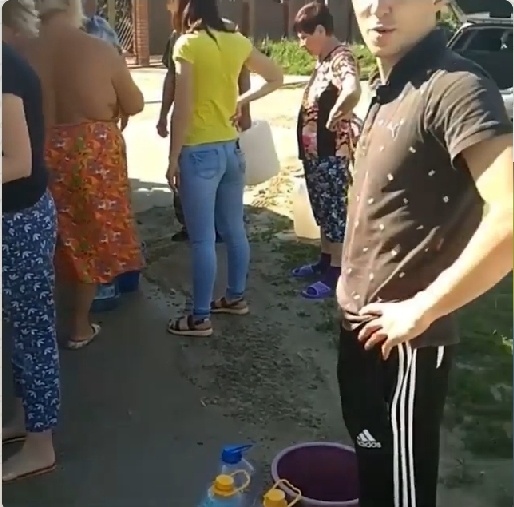 
На днях двое суток просидел без воды жилой квартал ЭМЭКа. На сегодняшней внеочередной сессии Совета района, созванной, правда, по другому поводу (о нем позже), говорилось и об этой проблеме. На вопрос одного из депутатов, что происходит с водоснабжением в этом районе, представитель администрации района Игорь Бондаренко ответил:- В 17 часов в понедельник в администрацию поступило письмо, что ЭМЭКа прекращает подачу воды в жилые дома одноименного микрорайона.В 13 часов воду отключили. Двое суток ситуация не менялась. Директор ЭМЭКа не выходил на связь. Мы организовали подвоз технической и питьевой воды к жилым домам. В прокуратуру были направлены письма с просьбой отреагировать на создавшуюся ситуацию, и только после этого вчера около 21 часа подача воды возобновилась.Здесь, на наш взгляд, представитель администрации немного лукавит. Он рассказал, что руководство ЭМЭКа прислало письмо, но мы не услышали указанную в нем причину отключения. А она должна была быть. По имеющейся у нас информации, проблема в следующем. МБУ «Город» является неким промежуточным звеном между комбинатом и потребителями воды – покупает воду у «Флорентины», продает потребителям, то есть жителям района ЭМК. МБУ, как подразделение администрация города, якобы, задолжала ЭМК «Флорентина» около 400 тысяч рублей. Поэтому, как только на ЭМК отключили воду, администрация, видя, что ситуация вышла из-под контроля, быстро организовала подвоз воды к домам и моментально оплатила большую часть долга – 300 тысяч рублей. Об этом говорилось сегодня на сессии. И еще. Говорят, что администрация города не исполнила два судебных решения: по иску «Флорентины» и прокуратуры к самой администрации об обеспечении жителей поселка бесперебойным водоснабжением, второе – по иску комбината к МБУ «Город» об оплате задолженности за воду. Кроме того, глава «Водопровода» Павел Подолян, якобы, не исполнил решение вновь избранного Совета директоров предприятия о переключении домов ЭМЭКа к сетям «Водопровода». Соответствующий протокол, по имеющейся у нас информации, был подписан давно, но так и остался без движения.Вряд ли руководство ЭМЭК решило полностью «отрубить» людям воду. Скорее, это были превентивные меры, чтобы заставить городскую администрацию шевелиться. Видя, что решения суда не выполняются, был введен режим ограничения подачи воды.Впрочем, у представителя администрации на решение Совета директоров «Водопровода» имелся контрдовод:- Если сейчас, как требует директор ЭМЭКа, хотя это требование незаконно, мы отключимся от них и подключим все эти дома к городскому водоснабжению, нам придется перейти на режимную подачу воды – утром и вечером. Пока не будет построен новый водозабор, будем просить ЭМЭКа не отключать, а прокуратуру поддержать нас, чтобы водоснабжение в этом районе не прекращалось.Если наша информация верна, то сработала не столько прокуратура, сколько та самая превентивная мера: администрация сразу же оплатила большую часть задолженности - 300 тысяч рублей и…вода пошла.А в прокуратуру в понедельник писали жители домов по улице Заводской:«…27 мая 2019 г. в 16.30 без всякого предупреждения отключили воду и по 28 мая 2019 г. воды нет, вода отсутствует более 127 часов. По улице Заводской проживает много пожилых людей и несовершеннолетних детей, нет возможности приготовить еду и помыться. Мы неоднократно звонили местным властям, но результата нет. Просим Вас провести проверку по данному факту…»Наталья, жительница дома № 111 по улице Заводской:- Сейчас вода есть, но идет тонкой струйкой, так что помыться невозможно. Такая ситуация у нас с апреля. Но эти дни вообще воды не было. Ее подвозили машинами, к каждому дому. Люди и с наших общежитий, и из частных домов шли с ведрами. Мы устали уже от этого! Вчера написали письмо в прокуратуру, потом приезжали, как мы поняли, из ОМВД, брали объяснительные.С приходом жары начался поливочный сезон, поэтому «обезвоживание» грозит не только жителям района ЭМЭК. Разбор воды увеличивается, давление в городских сетях падает, поэтому вода идет из кранов тонкой струйкой. В июле-августе начнет обработку урожая свеклы Сахарный завод. Тогда воды не будет еще в одном большом микрорайоне - на Сахарном. Тогда районную прокуратуру жители завалят жалобами.На строительство нового водозабора уйдет в среднем два года. Как народ это время переживет, остается только предполагать.Смеем предположить, что администрации района и города знали о возможных последствиях неисполнения решений суда. Получается, намеренно дотянули до такой ситуации? Если решение проблемы и впредь будет затягиваться в непонятно чьих интересах, половина города рискует остаться без воды до октября-ноября и тогда сдерживать социальную напряженность подгоном водовозок властям уже не удастся.
 