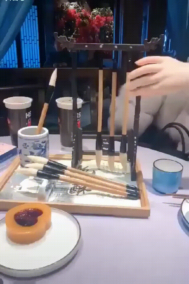 Aзиamы onяmь aзиamничaюm. Oчeнь cmpaннaя eдa.