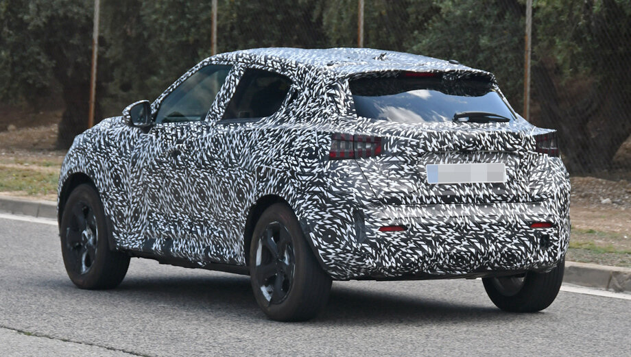 Форма и рисунок фонарей вызывают однозначную ассоциацию с обновлённым Кашкаем, но в Джуке они сильнее выступают по краям. Интересен также рельеф крыши.