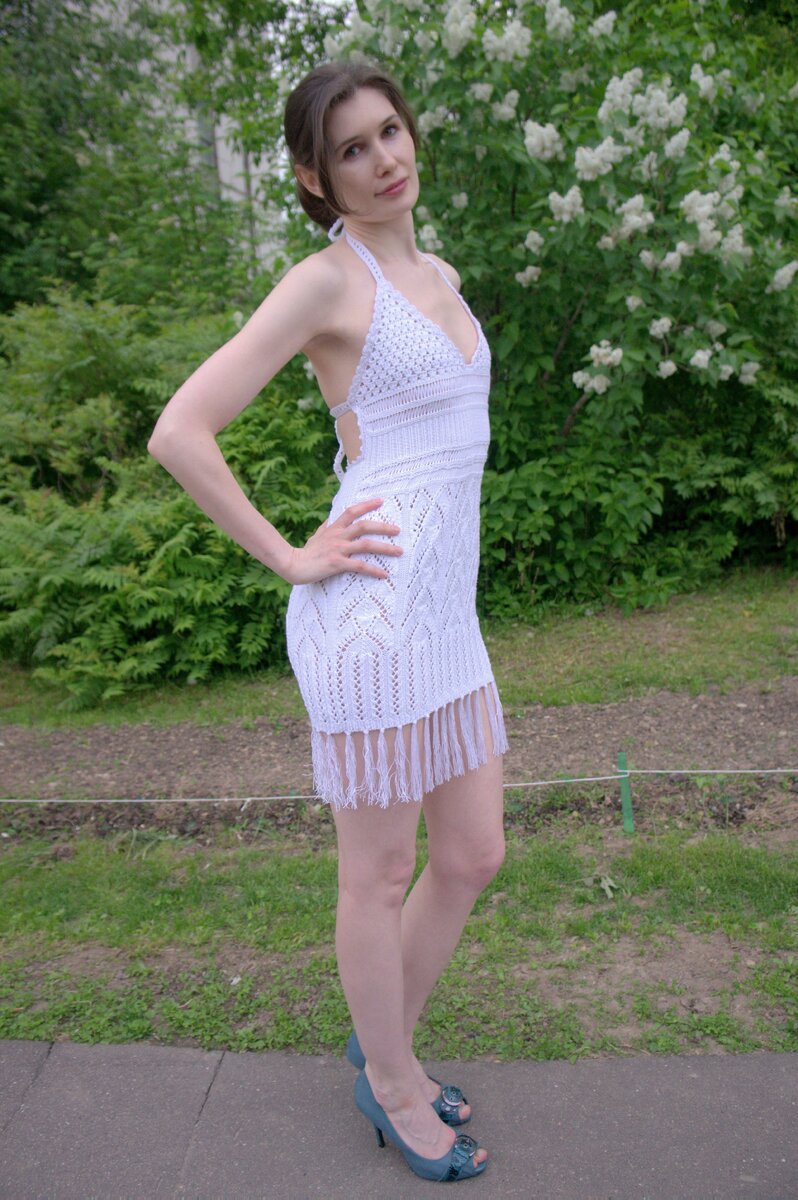 Коктейльное платье с бахромой и гипюром