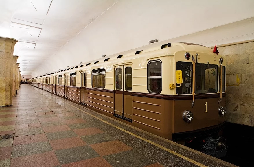 Самые старые поезда метро. Ретропоезд Сокольники метро. Сокольники (ретропоезд) 81-717.5а/714.5а. Ретропоезд Сокольники вагоны. Поезд метро ретропоезд Сокольники.