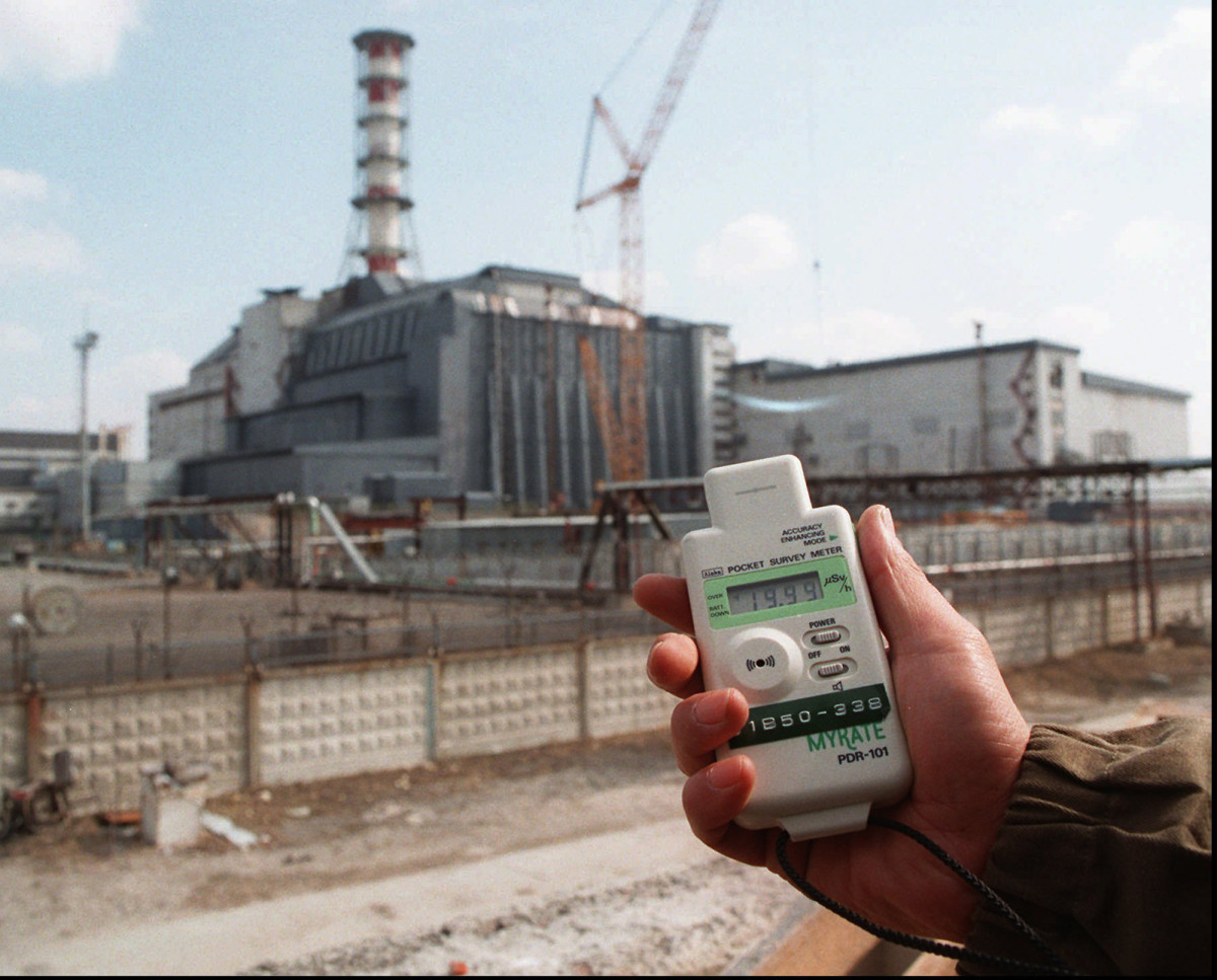 Чернобыльская АЭС 1986. ЧАЭС 26.04.1986. АЭС Чернобыль радиация. 4 Блок Чернобыльской АЭС дозиметры. Радиоактивные выбросы аэс