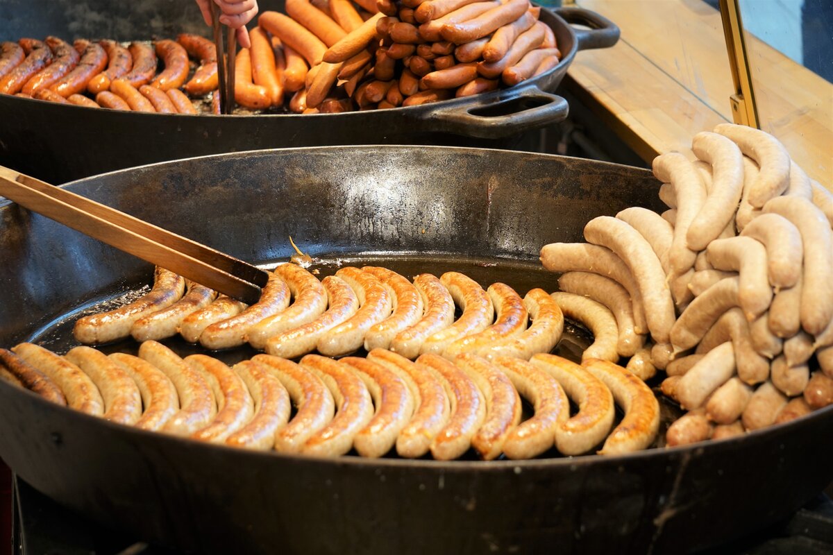 немецкий обед. немецкий в германии сосиски. где едят немцы. мюнхен фестиваль октоберфест. берлин октоберфест.