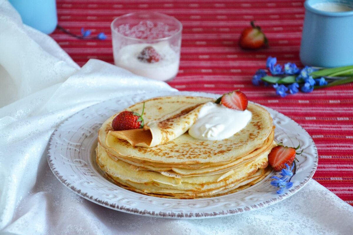 ТОНКИЕ БЛИНЫ НА СМЕТАНЕ. МЕНЮ НА ВЫХОДНОЙ! | Простые и вкусные рецепты от  1000.menu на Яндекс Дзен | Дзен