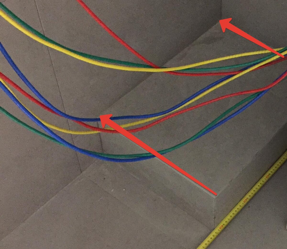 По направлению стрелочек предполагалось разместить ножки стойки со стабилизаторами