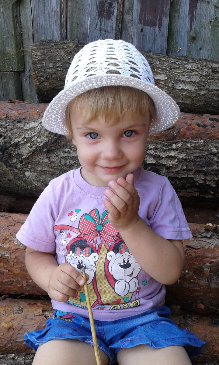 Панамку вязала дочке лет 5 назад.