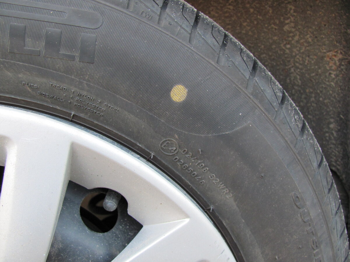Красная метка на шине. Цветные точки на боковине шины. Желтая точка на резине. Балансировочная метка на шине. Метки на резине.