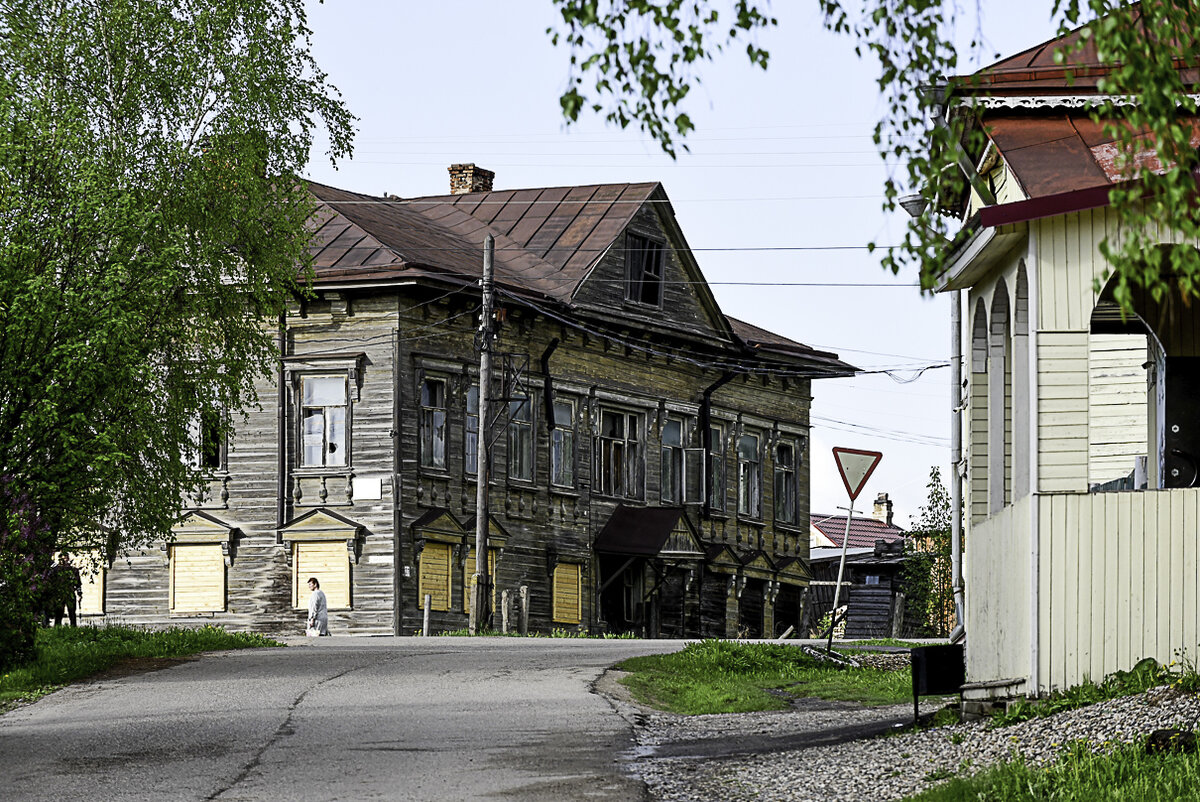 Деревянный Солигалич, справа фрагмент торговых рядов, которые были реконструированы в 1990-х годах