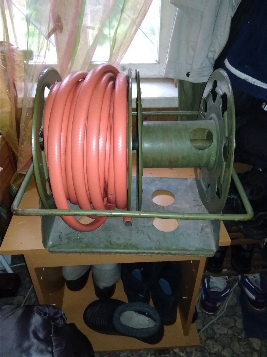 Шланг для закачивания воды в дом.