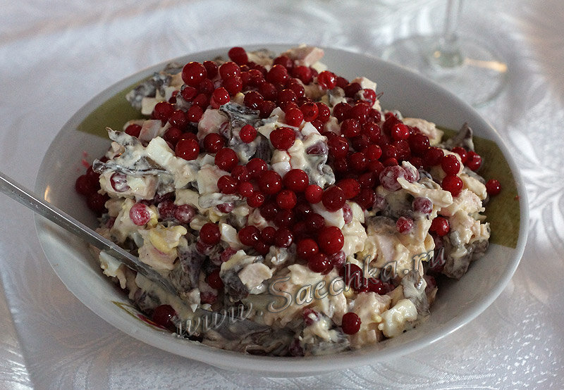 Салат с брусникой сыром морковью и грецкими орехами