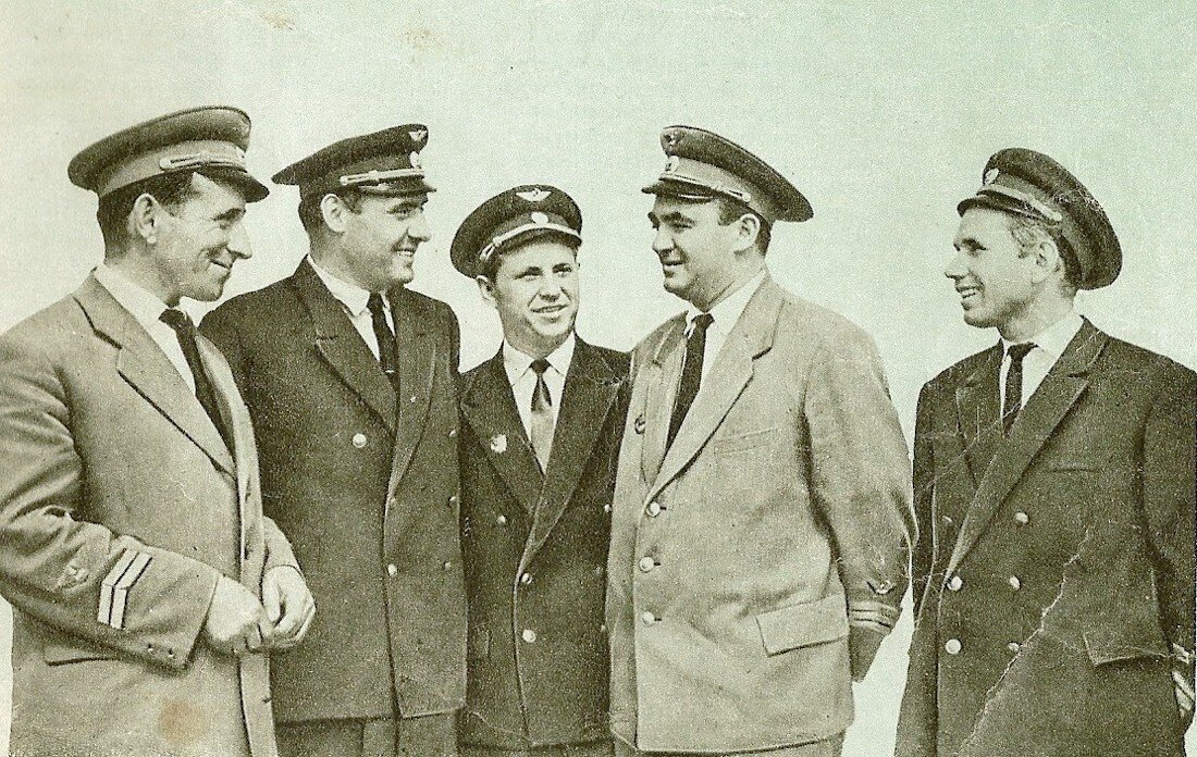 Экипаж борта СССР-45021. Слева направо: бортмеханик Смирнов, штурман Царёв, бортрадист Беремин, КВС Мостовой и второй пилот Чеченев