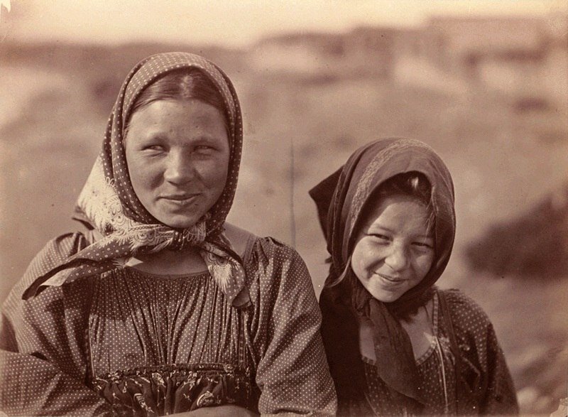 Говорят, русские, а тем более северяне на фотографиях раньше не улыбались. Проверим?)