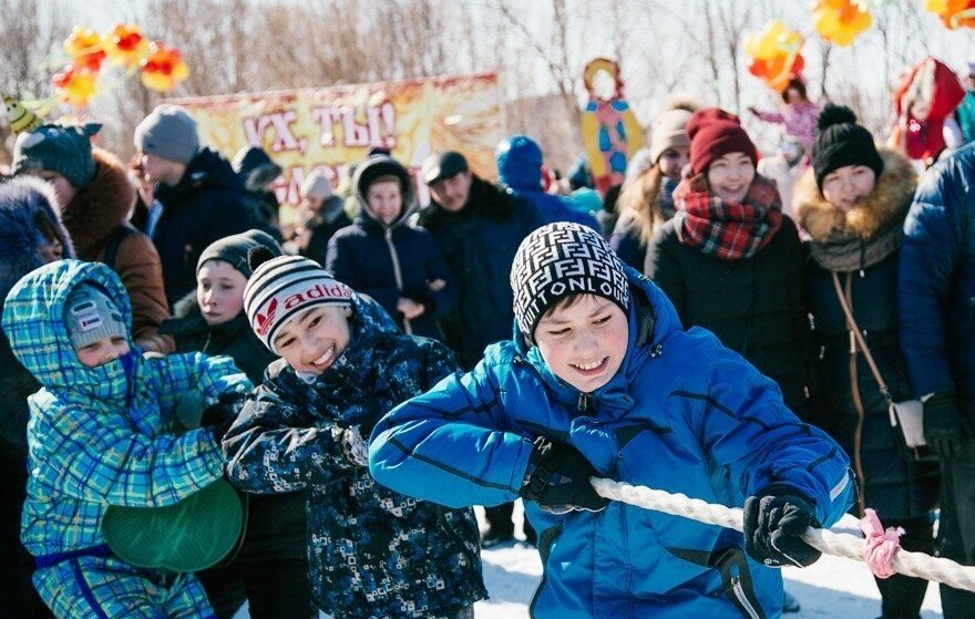 Простая и веселая забава-перетягивание каната