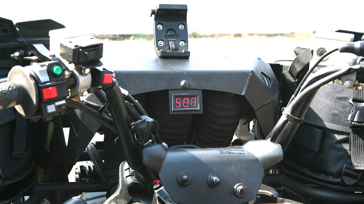 Так выглядит современный шноркель для квадроцикла. Гофрированные воздуховоды сопрягаются с панелью шноркеля, на которой есть 3 патрубка.