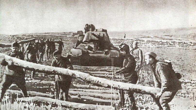 Саперы делают настил для прохода танков. 1-й Украинский фронт. Весна 1944 г.