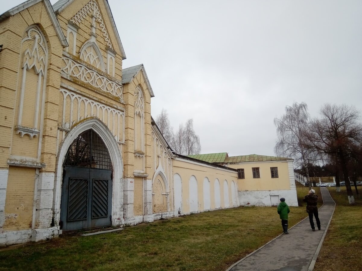 Ворота и часть стены