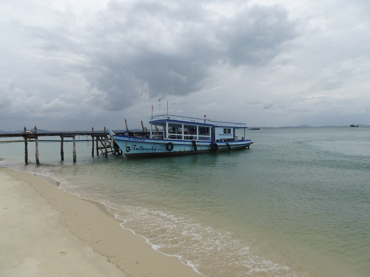 Пирсы у отелей на острове