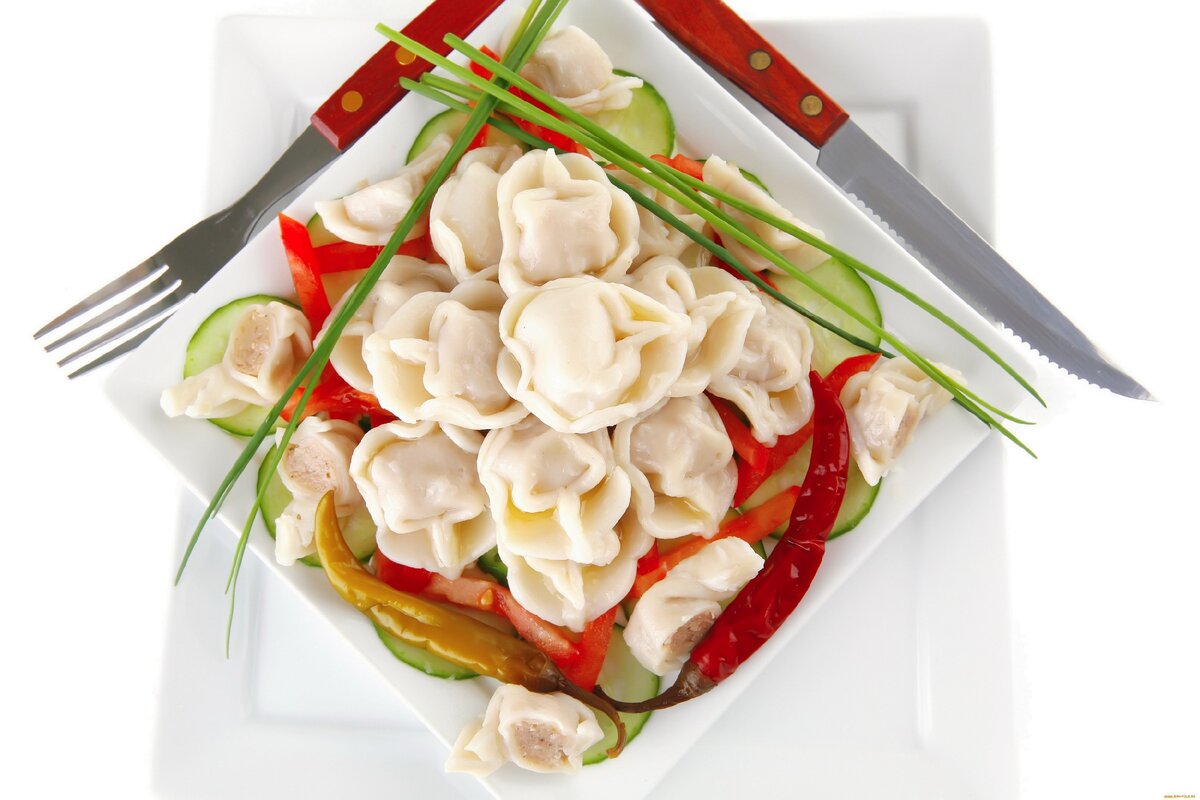 Ну сфотать тогда пельмешки мне ив голову не пришло... но выглядело это примерно так, только тарелочек было - три...