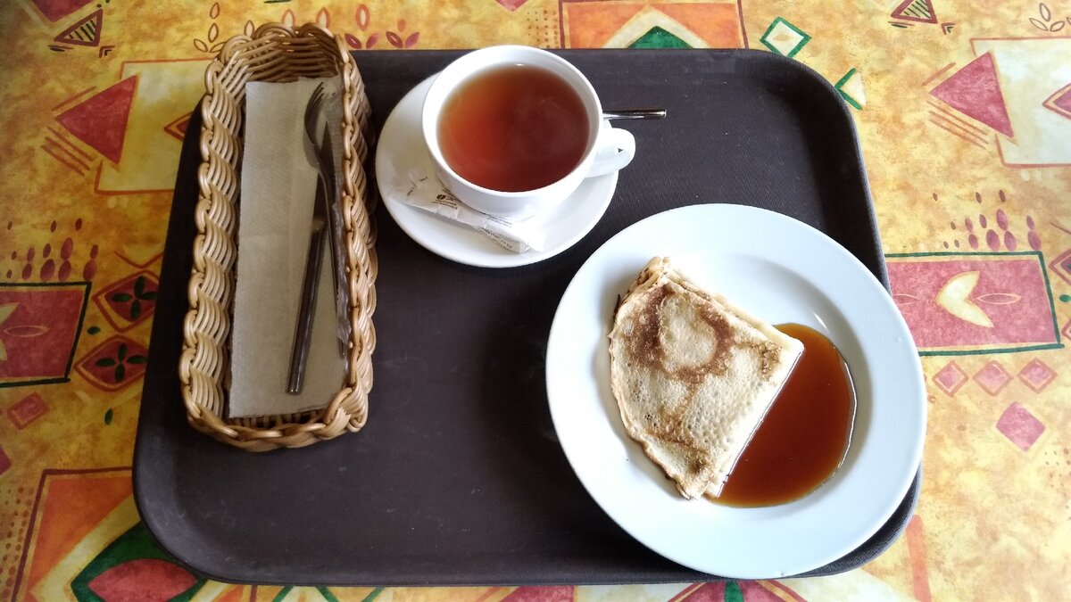 Чай и блины с кленовым сиропом