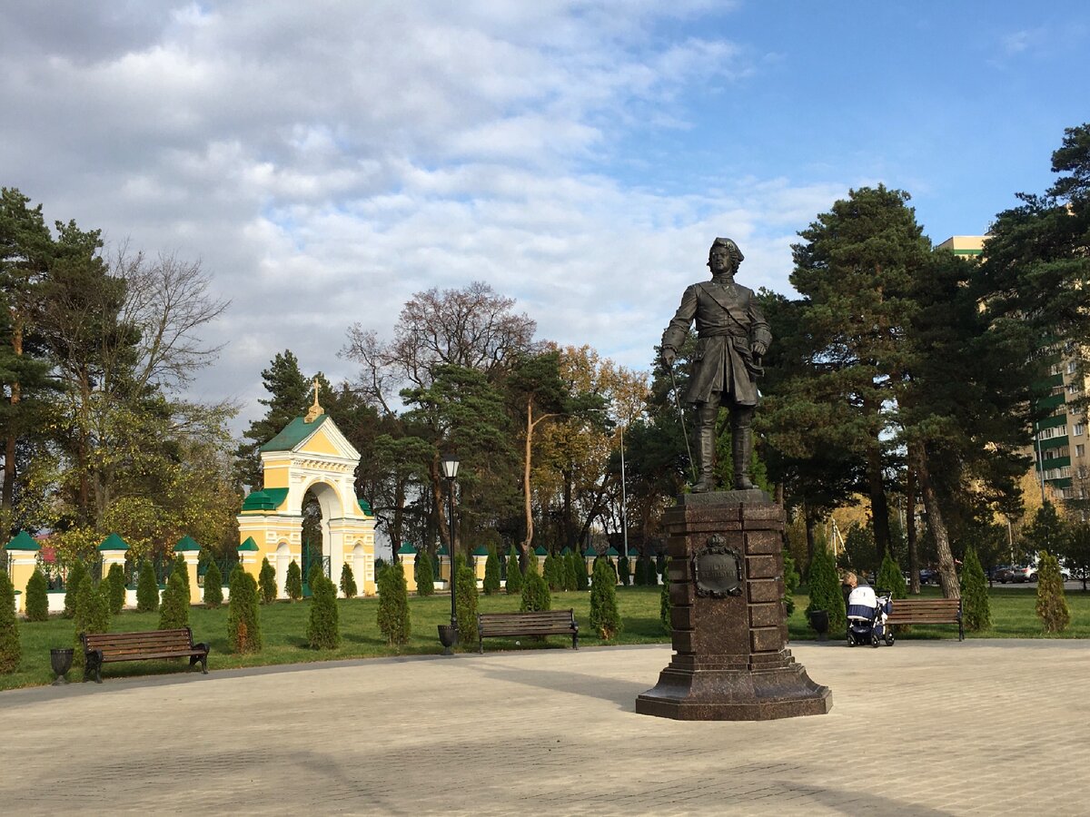 Величественный Памятник Петру Великому в городе стоит неслучайно  
