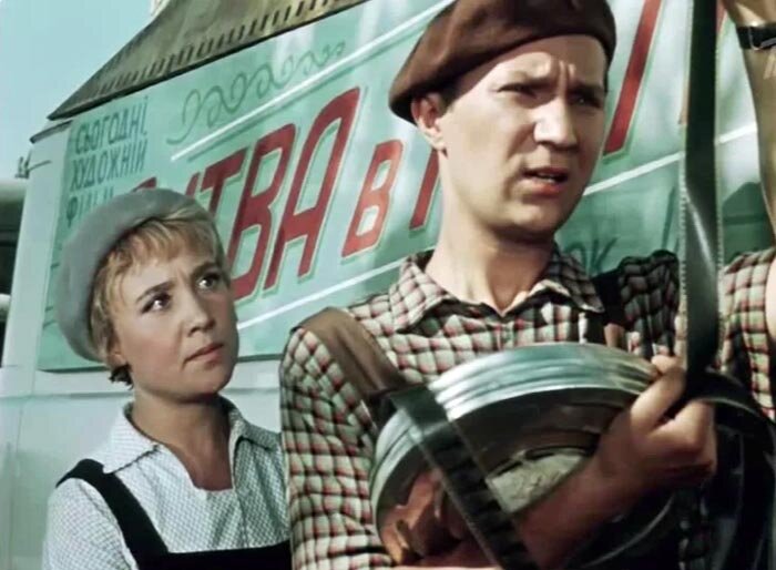 Алексей Кожевников и Надежда Румянцева в фильме «Королева бензоколонки»