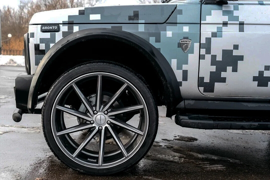 Автомобиль поставили на 22-дюймовые диски Vossen CVT с низкопрофильной резиной