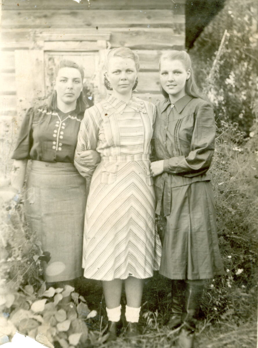 1950 год, посёлок Революция, сёстры: Медведевы - Мария, Анастасия, Вера Васильевны.