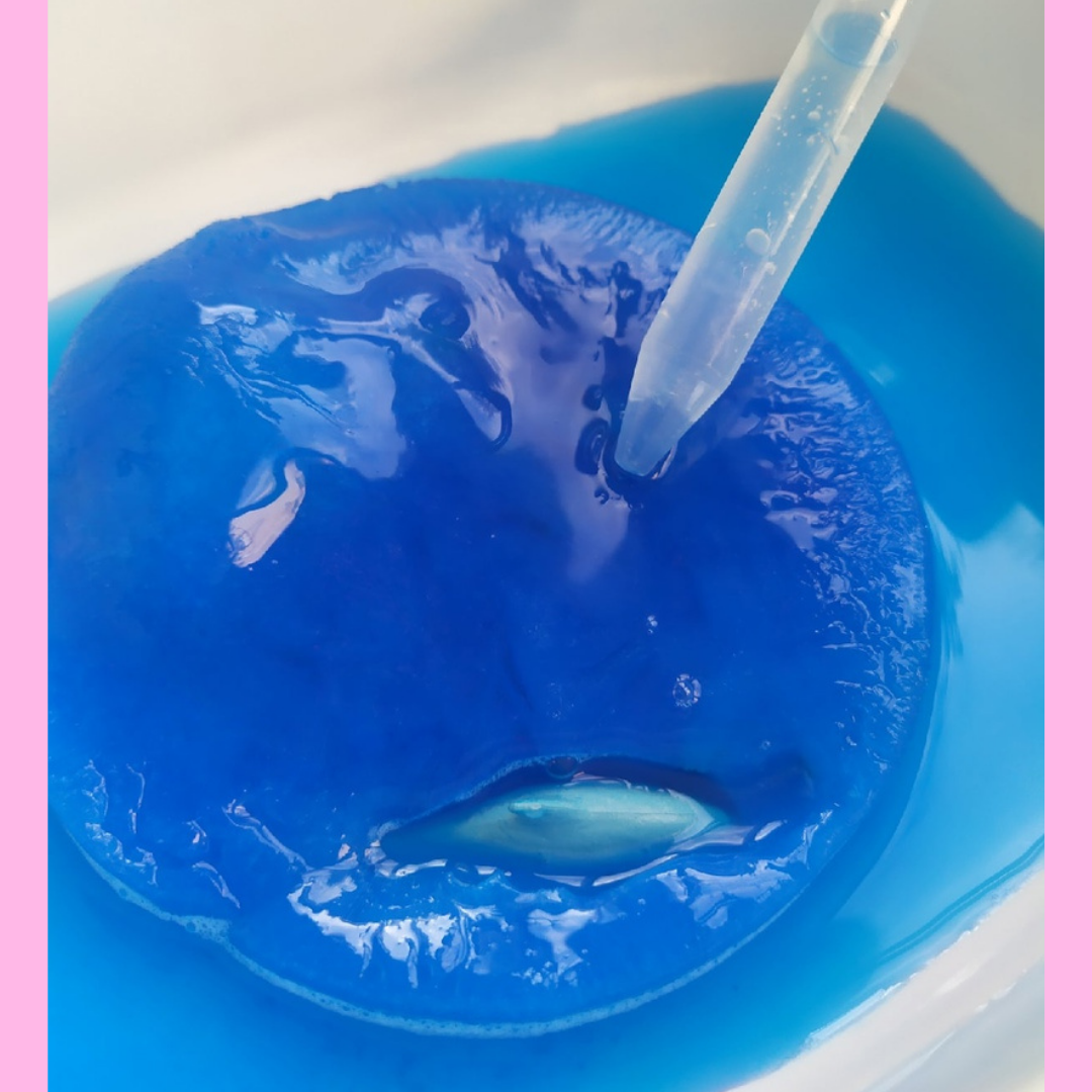 😲на поверхности появляется дельфин) Люблю пипетки - ими можно точечно поливать нужную игрушку