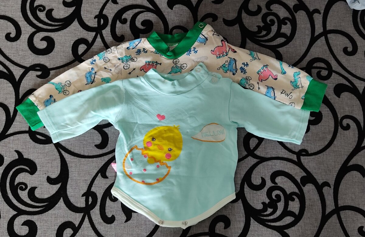 Боди с воротом-стоичкой на кнопках. Самые удачные варианты для прогулок в прохладную и холодную погоду (как первый слой), так как прикрывают шею