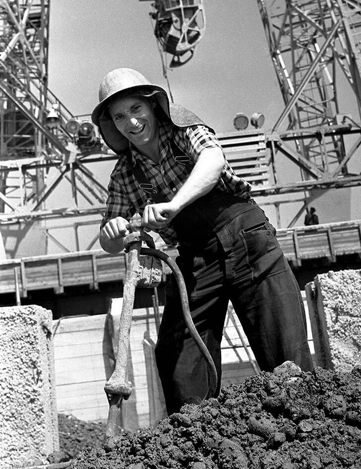 Редкий момент,  когда Эдгар Брюханенко  позирует в роли бетонщика