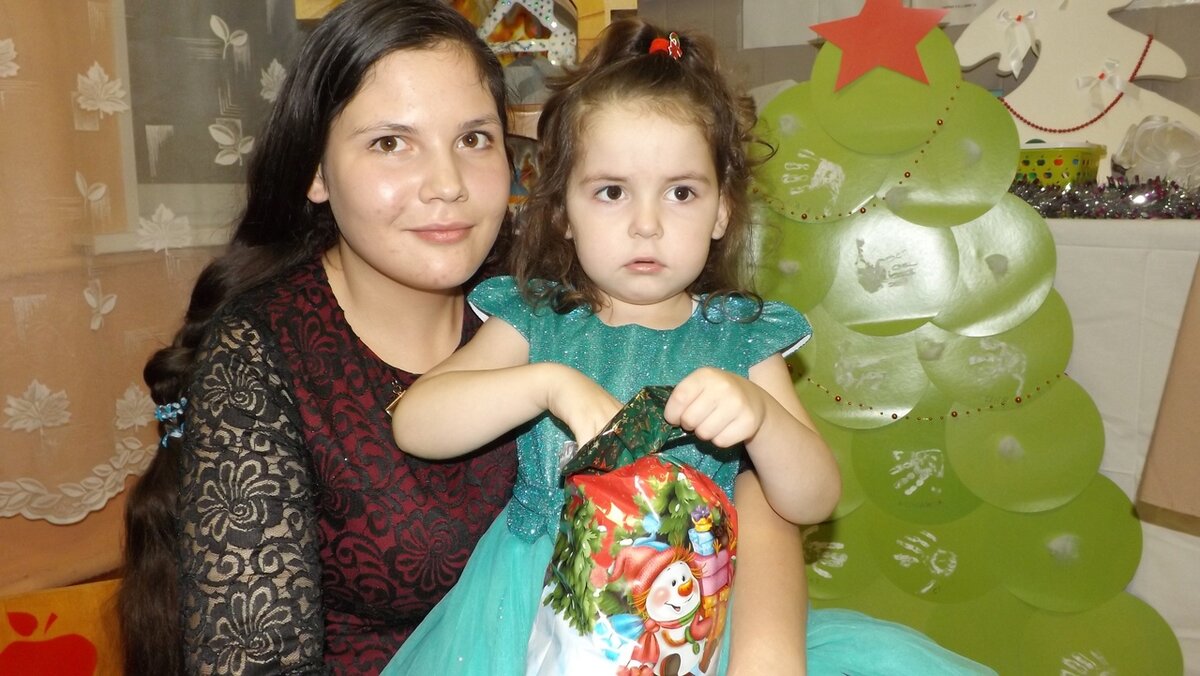 Тут на фото я и дочка. Сделано в декабре 2019 года. Посвежее фото не обнаружилось. В ближайших статьях обязательно исправлюсь!