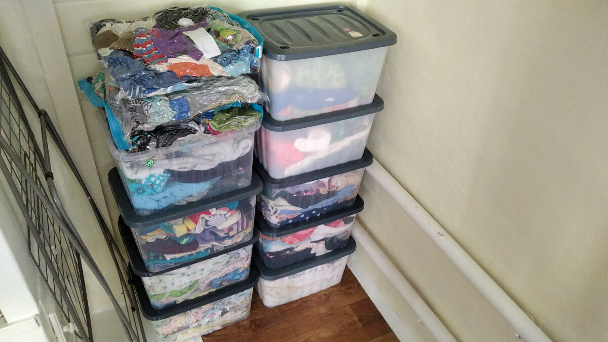 Контейнеры снабжены специальными пазами и даже колесиками - они надежно устанавливаются друг на друга. И получаются вот такие вертикальные порядочные связи. 