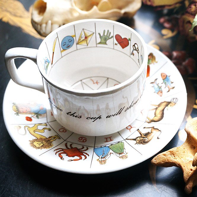 Telling tea. Астрологическая Кружка. Чашка с блюдцем Зодиак. Астрологическая чашка. Чашка для гадания.