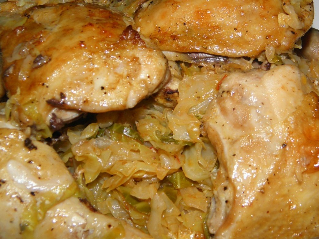 куриные ножки с гарниром. курица с капустой в духовке. тушеная капуста с окорочком. салат окорочка. окорочка куриные.