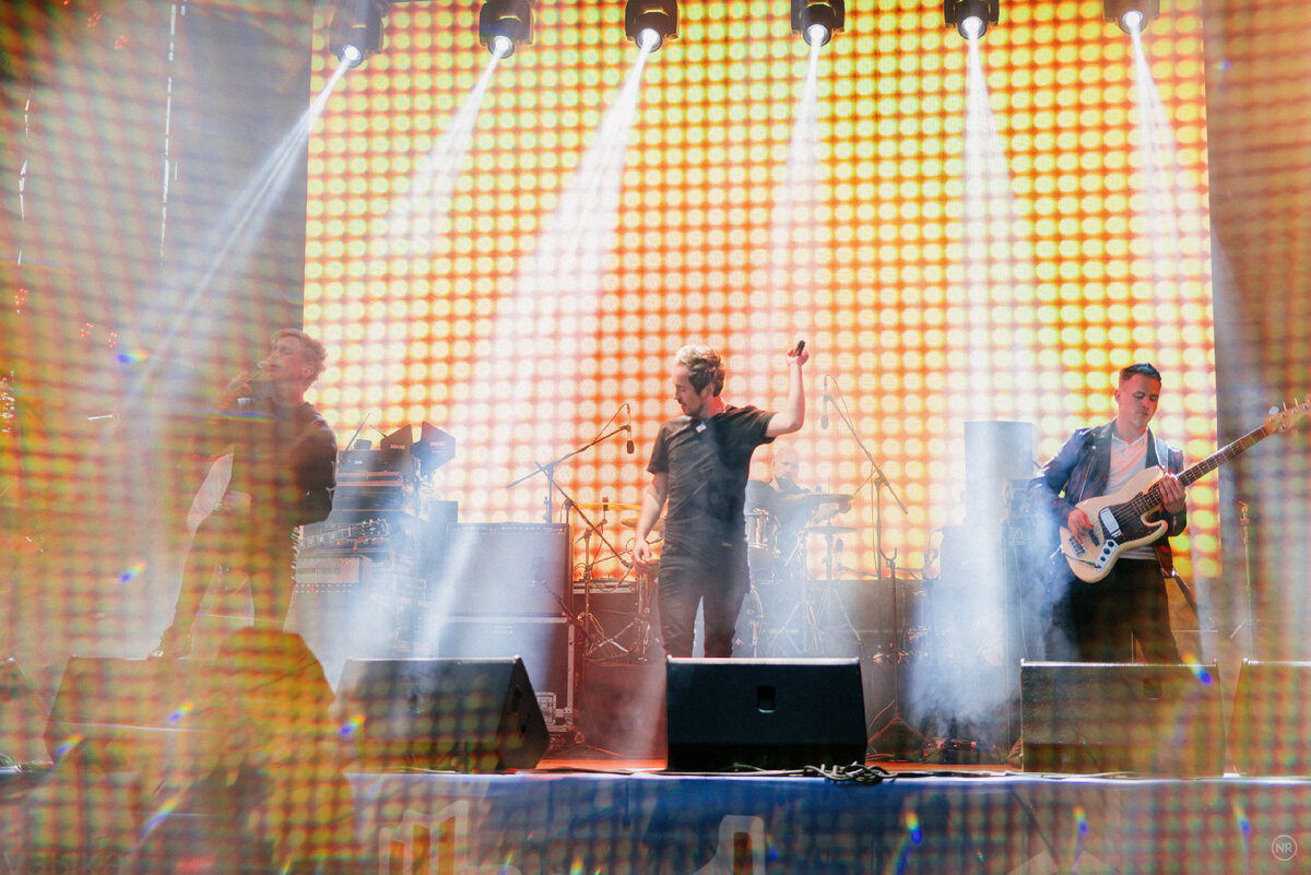 На сцене организаторы и хэдлайнеры фестиваля - группа Площадь Восстания