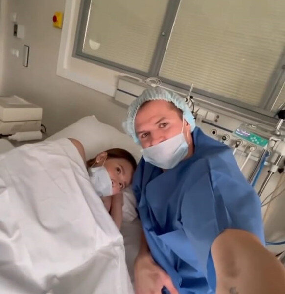 На фото Тарасов с женой в родильном доме