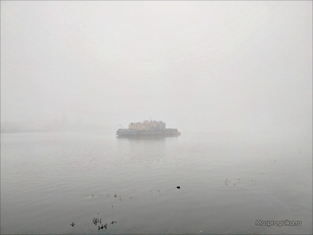 Какое-то судно в тумане