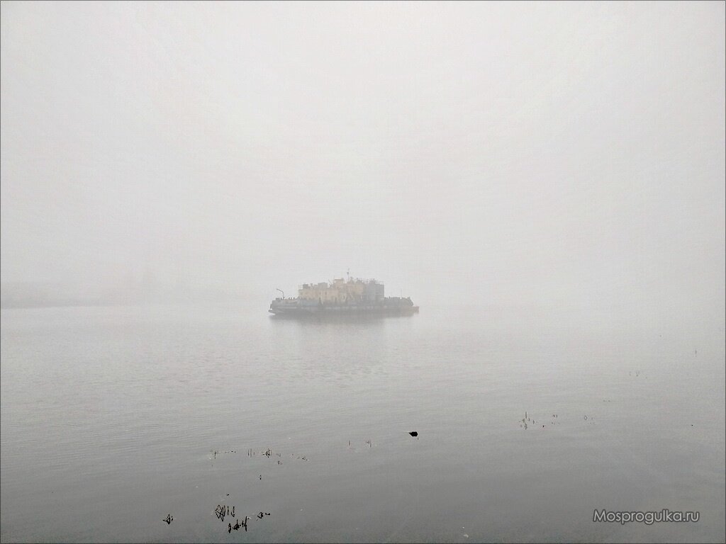 Какое-то судно в тумане