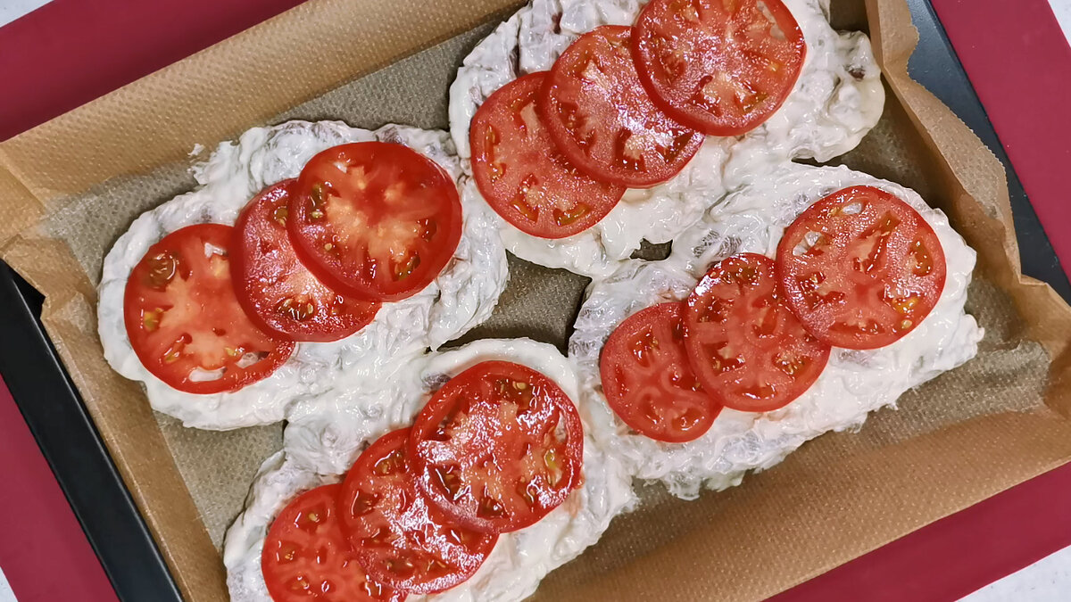 Мясо надрезаю кубиком, а лук заправляю сметаной. Мясное блюдо в духовке под "шубкой", которое я готовлю на праздничный стол