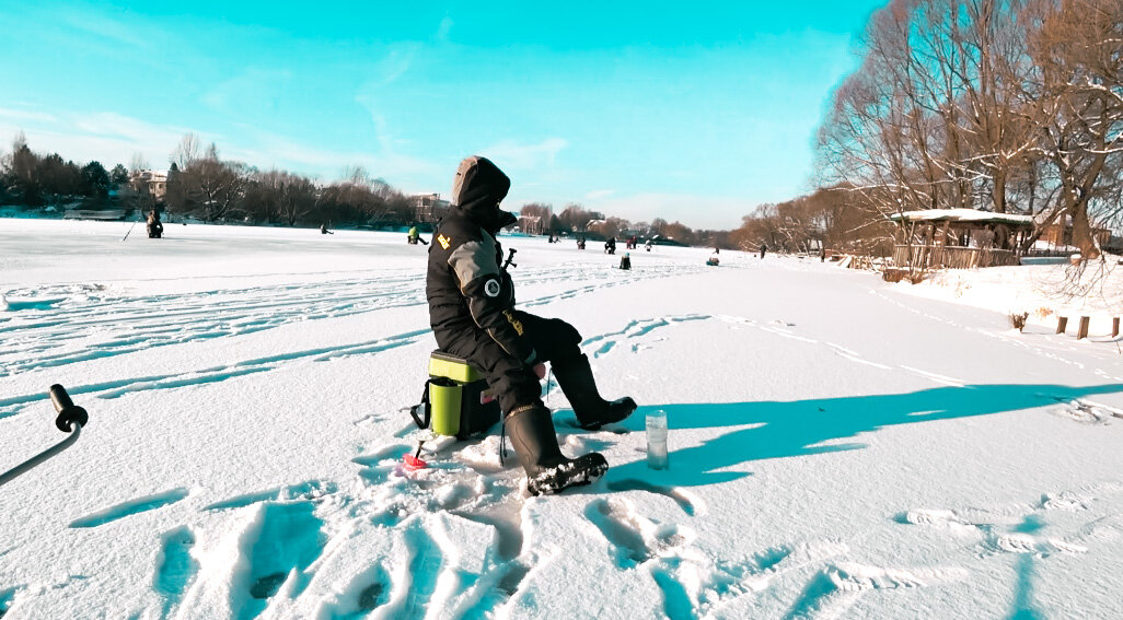 Смотрю на спортсменов.